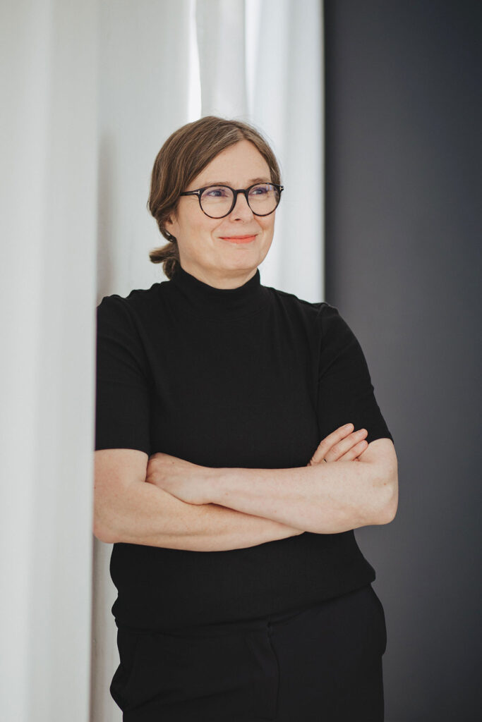 Die Autorin Silke Knäpper, an der Wand lehnend